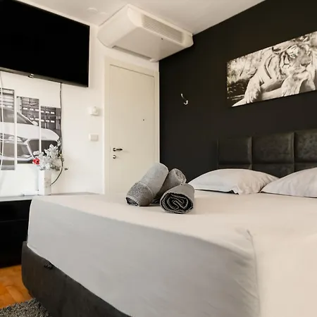 Chic & Fabulous Iris+free Garage Apartment Split